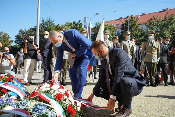 Župan Juraj Droba si uctil pamiatku obetí spolu s primátorom Matúšom Vallom a prezidentkou Zuzanou Čaputovou