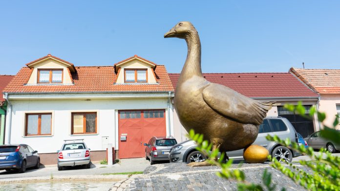 Slovenský Grob zdobí socha zlatej husi