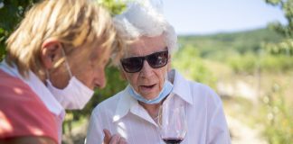 Dorota Pospíšilová v račianskom vinohrade Ruža u Lednárovcov ochutnáva víno z odrody, ktorú sama vyšľachtila.
