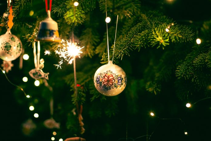 Na vianočnom stromčeku môžete mať aj takého originálne ozdoby. Foto: Slovenská ľudová majolika MODRA