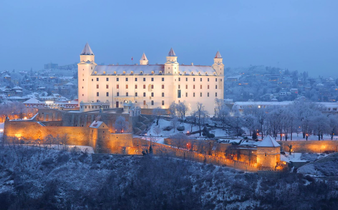 Zimná Bratislava naozaj vyzerá magicky a ľahko si v nej predstavíte rozprávkové postavičky. Autor foto je Adam Kováč