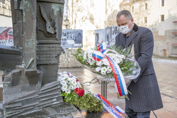 Župan Juraj Droba si dnes uctil pamiatku obetí holokaustu pri pamätníku na Rybnom námestí.