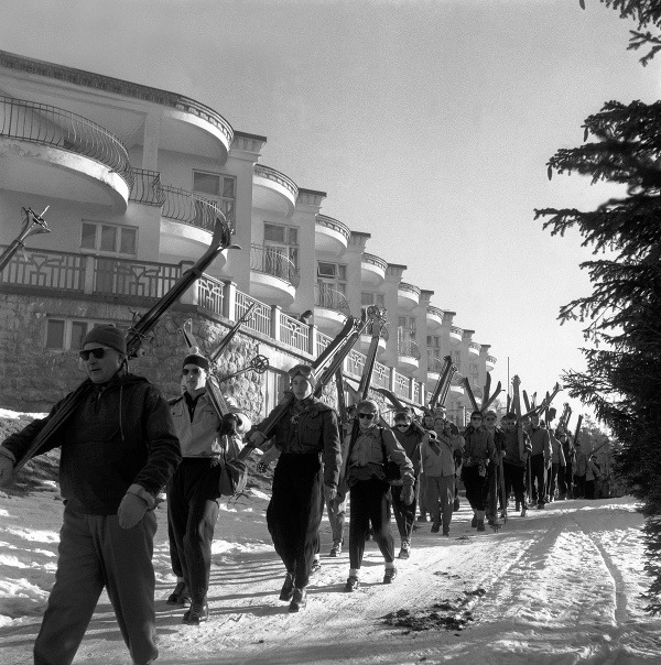 Na archívnej snímke z 26. februára 1959 zimná rekreácia ROH vo Vysokých Tatrách. V tatranských zotavovniach ROH vystrieda sa týždenne okolo 1 200 rekreantov z rôznych končín našej vlasti, ktorí sem prichádzajú počas dovolenky načerpať nové sily.