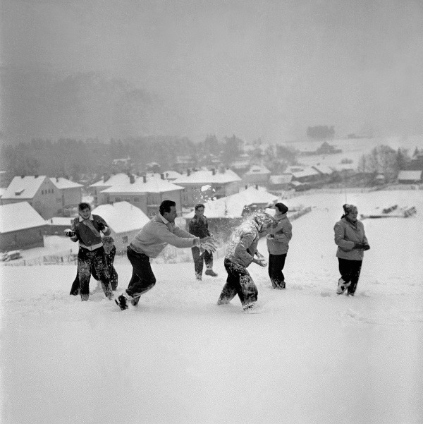 Na archívnej snímke z 29. januára 1960 pracovníci výrobných družstiev na rekreácii.