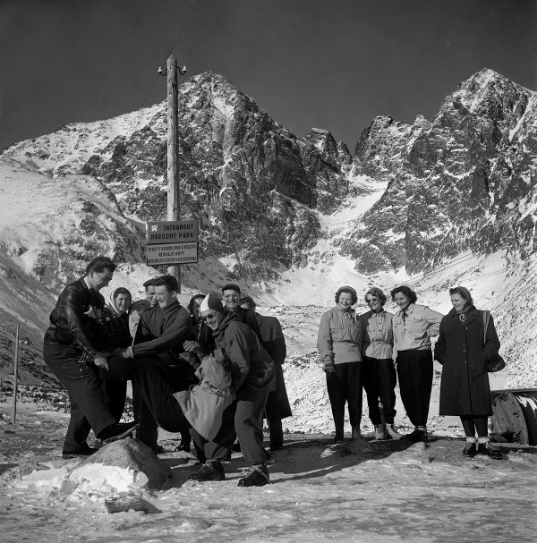 Na archívnej snímke z 18. januára 1954 zimná rekreácia pracujúcich vo Vysokých Tatrách.