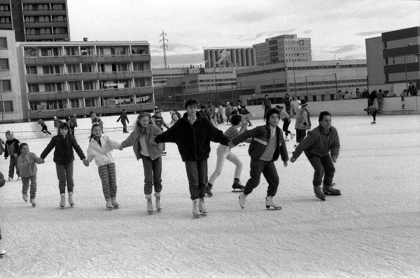 Na archívnej snímke z 28. decembra 1987 zimné prázdniny bratislavských detí.
