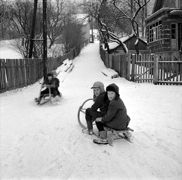 Na archívnej snímke z 10. decembra 1969 zimné radosti detí v stredoslovenskej obci Kľak, ktorú pred 25 rokmi vypálili nemeckí fašisti.