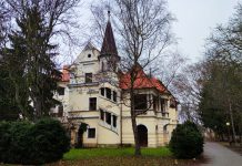 Barokový kaštieľ s neskoršími romantickými úpravami, pravdepodobne postavený na mieste vodného hradu, je situovaný na okraji parku v historickom centre Stupavy.
