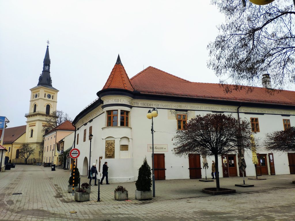 Pezinok - Mestské múzeum, v pozadí evanjelický kostol