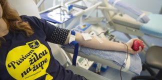 Pred príchodom koronavírusu sme pravidelne organizovali spoločné darovanie krvi. Počas pandémie chodia zamestnanci župy individuálne. Foto je z leta 2019.