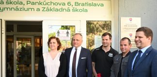 Zľava riaditeľka Zuzana Butler, župan Juraj Droba, Peter a Pavol Hochschornerovci a starosta Petržalky Ján Hrčka