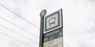 Nové označníky pomôžu cestujúcemu lepšie sa orientovať na zastávke vďaka písmenkovému označeniu A/B.