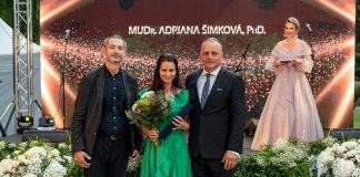 Zľava vicežupan Juraj Štekláč, ocenená MUDr. Adriana Šimková, župan Juraj Droba