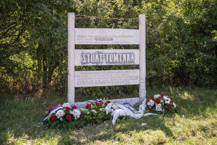 Pamätník osadila k 30. výročiu smrti chlapca župa na Kopčianskej ulici v Petržalke.