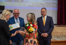 Riaditeľka odboru školstva Jana Zápalová, župný poslanec Juraj Jánošík a župan Juraj Droba spoločne odovzdávajú ocenenia výnimočným pedagógom.