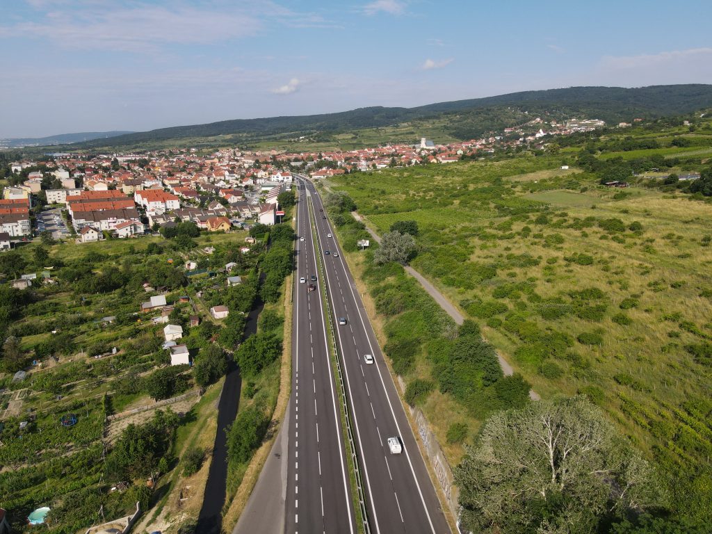 Zrekonštruovaná cesta Svätý Jur - Pezinok