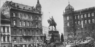 Václavské námestie v Prahe 28. októbra 1918, v deň vyhlásenia prvej Československej republiky.