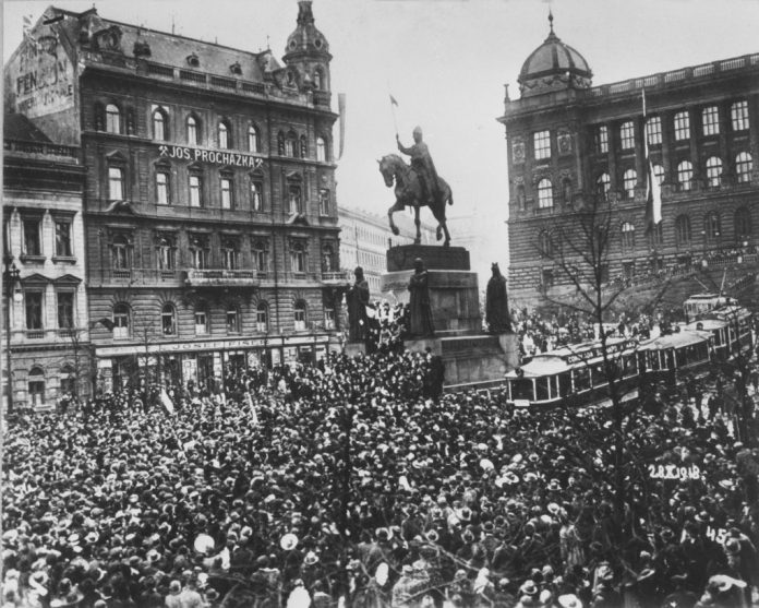 Václavské námestie v Prahe 28. októbra 1918, v deň vyhlásenia prvej Československej republiky.