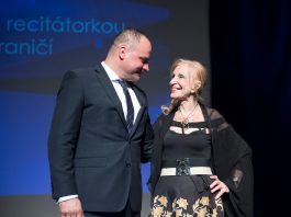 Fotografia je z roku 2018. Predseda BSK Juraj Droba odovzdáva pani Kráľovičovej Výročnú cenu Samuela Zocha.