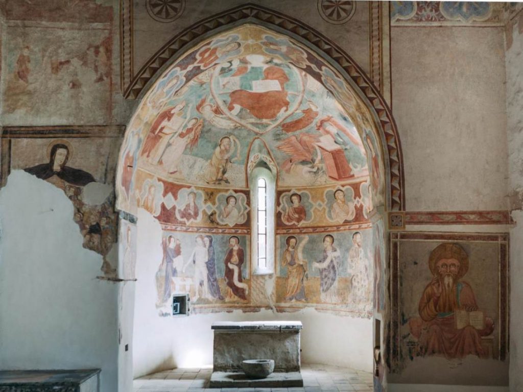 Stredoveké nástenné maľby na Gemeri a v Above, Európske dedičstvo od r. 2022 (Kostol Najsvätejšej Trojice v Rákoši, © Vladimír Ondrejovič)