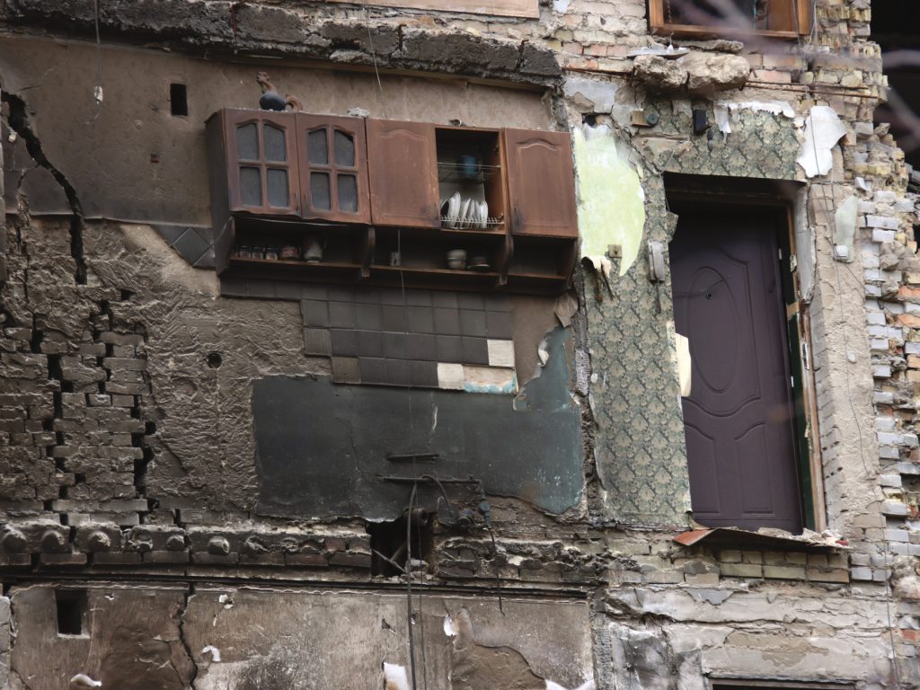 Kuchynská skrinka s hlineným kohútom, ktorý sa zachoval na stene domu zničeného leteckou bombou v Boroďanke, oslobodenej od ruských okupantov. 6_4_2022 Autor Anatolii Siryk