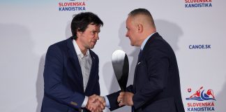 Predseda BSK Juraj Droba udeľuje ocenenie Alexandrovi Slafkovskému