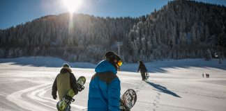 Bezpečnosť na lyžiarskom svahu by mala byť vždy prioritou pre každého lyžiara. Tu sú niektoré tipy, ktoré vám môžu pomôcť zabezpečiť bezpečnosť