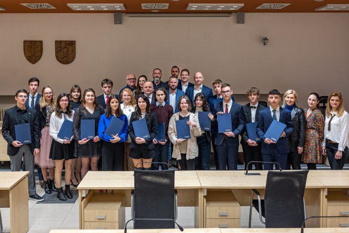 Mládežnícky parlament Bratislavského samosprávneho kraja začal oficiálne svoju činnosť
