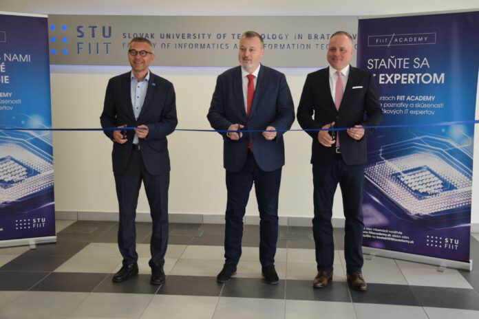 Fakulta informatiky a informačných technológií STU v Bratislave reaguje na potrebu rekvalifikácie zamestnancov v oblasti informačných technológií vytvorením vzdelávacej akadémie.