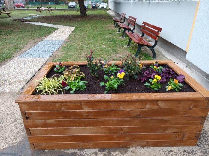 Komunitná záhrada SZŠ Strečnianska bude slúžiť na oddych a relax