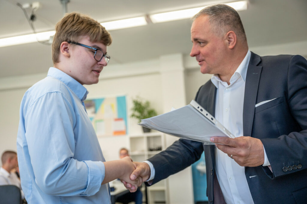 Odovzdávanie vysvedčení na strednej škole na Hálovej v Bratislave