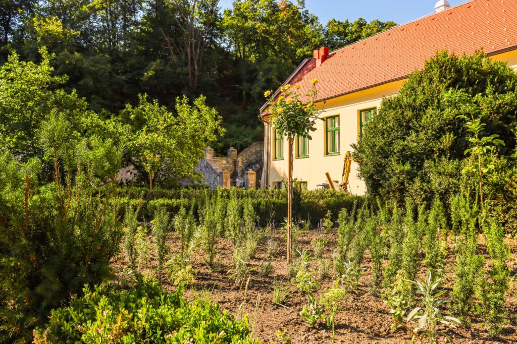 Bratislavská župa revitalizuje záhradu v modranskom kaštieli