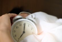 Posun času narúša biorytmus, čo môže negatívne ovplyvniť spánok