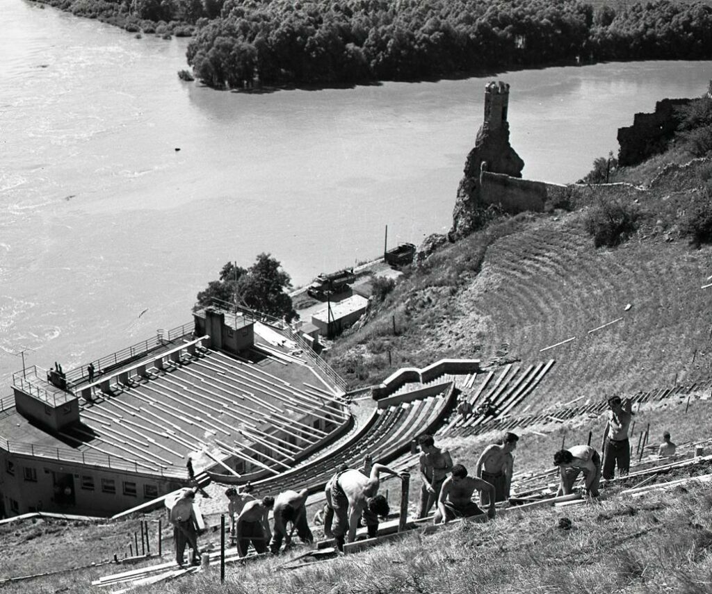Zábery z prác na úprave stupňov amfiteátra. Foto: archív TASR, autor Š. Petráš/15. júna 1959
