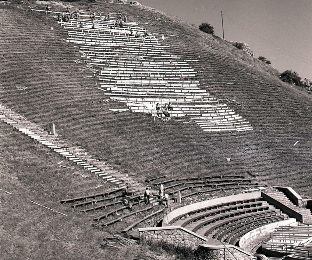 Zábery z prác na úprave stupňov amfiteátra. Foto: archív TASR, autor Š. Petráš/15. júna 1959