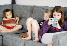 Psychológ: Dieťa treba pred darovaním smartfónu pripraviť na digitálny svet