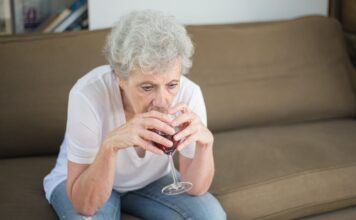 Alkohol môže u seniorov zhoršiť priebeh primárnych ochorení