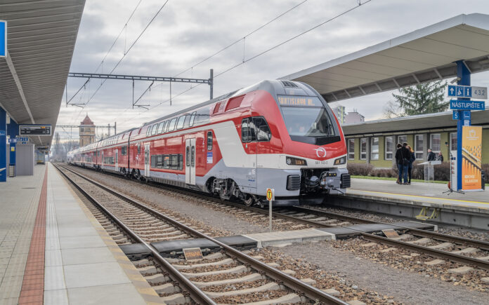 Príchod jednotiek KISS na trate západného Slovenska, ZSSK modernizuje svoj vozidlový park.