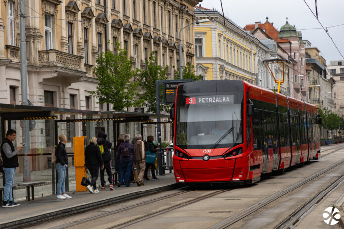 Dopravný podnik Bratislava zaradil do premávky novú obojsmernú električku