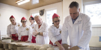 Na našej župnej Strednej odbornej škole gastronómie a hotelových služieb na Farského ulici v Petržalke sa študenti učia pekárenskému remeslu.