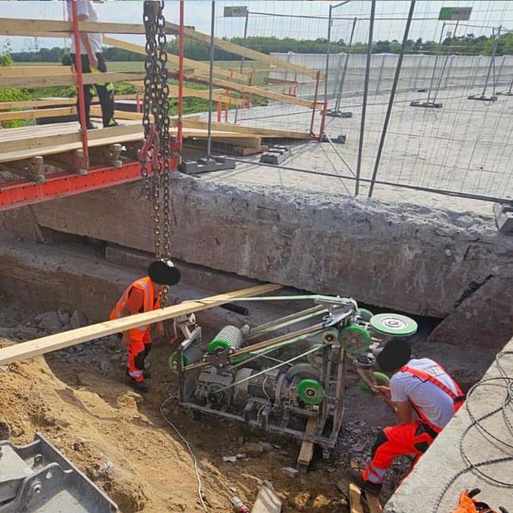 Rezanie opory mosta pílou medzi Závodom a Veľkými Levármi