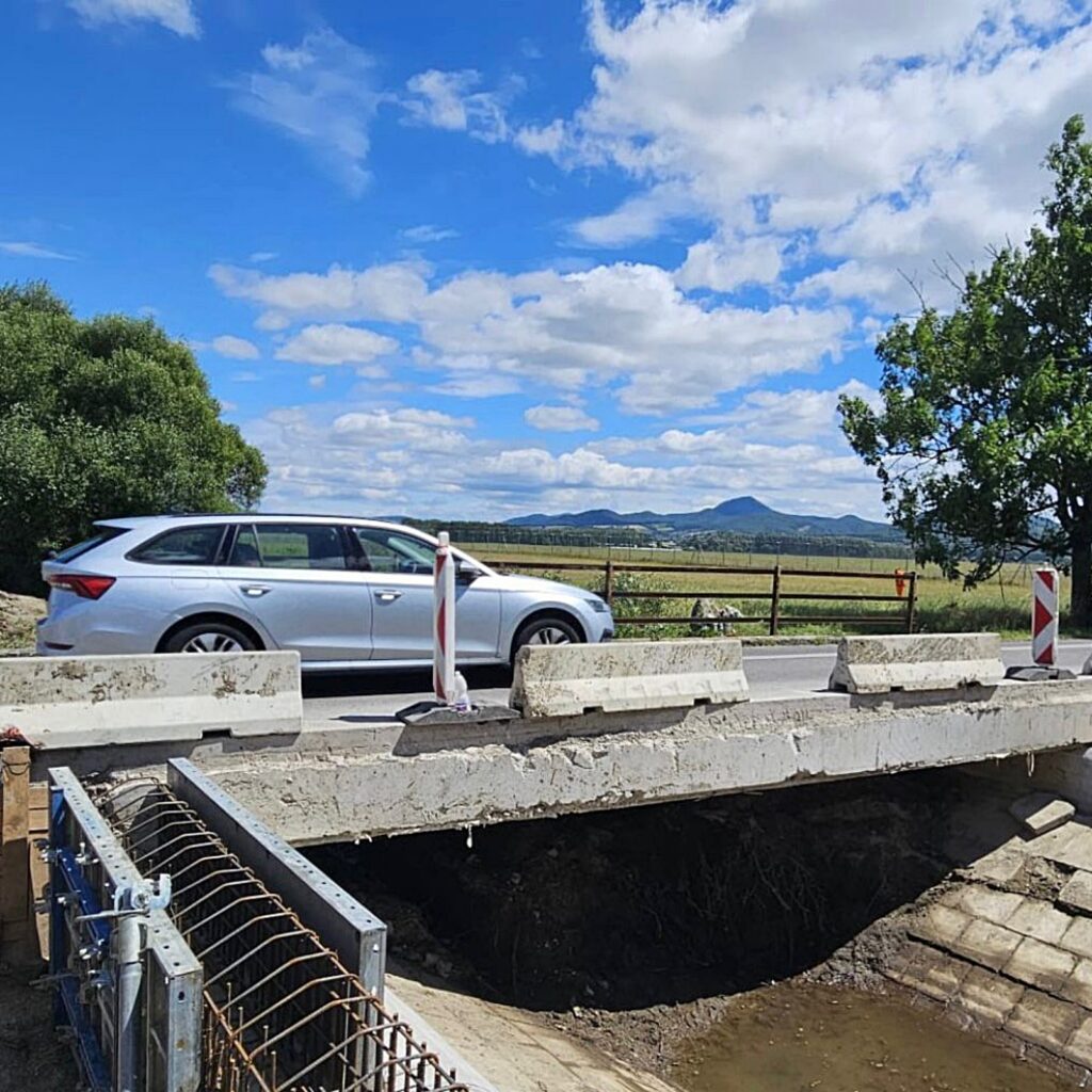 Pernek pri letisku. Viazanie nových záverných múrikov