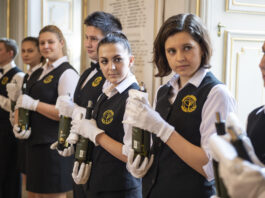 Hotelová akadémia na Mikovíniho ulici v Bratislave získala Certifikát značky excelentnosti Erasmus+ Hotelová akadémia na Mikovíniho ulici v Bratislave: Škola, ktorá pripraví žiakov na kariéru v medzinárodnom prostredí hotelov a gastronómie