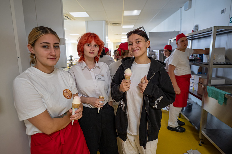 Centrum odborného vzdelávania a prípravy (COVP) na Harmincovej ulici v bratislavskej Dúbravke je súčasťou Strednej odbornej školy gastronómie a hotelových služieb na Farského 9. Po komplexnej rekonštrukcii, ktorá zahŕňala modernizáciu štyroch podlaží budovy, poskytuje študentom moderné priestory pre praktickú výučbu v odboroch pekár, cukrár a mäsovýroba.