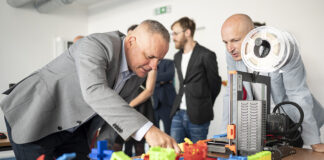 Stredná odborná škola technológií a remesiel na Ivanskej ceste v Bratislave je centrom odborného vzdelávania a prípravy v stavebníctve, strojárstve a elektrotechnike. Absolventi majú 100% úspešnosť na trhu práce. Škola spolupracuje s renomovanými firmami, kde študenti vykonávajú odbornú prax s možnosťou finančných odmien. Študenti majú k dispozícii moderne vybavené učebne a dielne, interaktívne tabule, špecializované učebne s počítačmi, telocvičňu s posilňovňou, ihriská s umelou trávou a tenisové kurty.