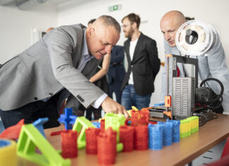 Stredná odborná škola technológií a remesiel na Ivanskej ceste v Bratislave je centrom odborného vzdelávania a prípravy v stavebníctve, strojárstve a elektrotechnike. Absolventi majú 100% úspešnosť na trhu práce. Škola spolupracuje s renomovanými firmami, kde študenti vykonávajú odbornú prax s možnosťou finančných odmien. Študenti majú k dispozícii moderne vybavené učebne a dielne, interaktívne tabule, špecializované učebne s počítačmi, telocvičňu s posilňovňou, ihriská s umelou trávou a tenisové kurty.
