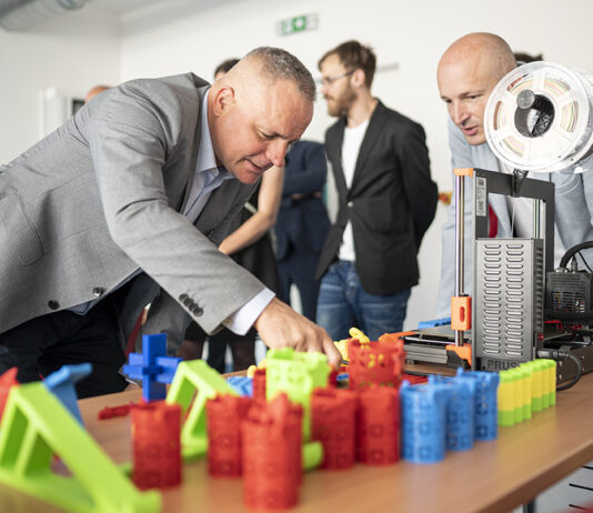 Stredná odborná škola technológií a remesiel na Ivanskej ceste v Bratislave je centrom odborného vzdelávania a prípravy v stavebníctve, strojárstve a elektrotechnike. Absolventi majú 100% úspešnosť na trhu práce. Škola spolupracuje s renomovanými firmami, kde študenti vykonávajú odbornú prax s možnosťou finančných odmien. Študenti majú k dispozícii moderne vybavené učebne a dielne, interaktívne tabule, špecializované učebne s počítačmi, telocvičňu s posilňovňou, ihriská s umelou trávou a tenisové kurty.
