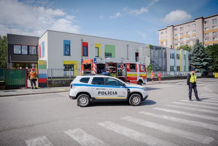 Simulácia evakuácie materskej školy v Stupave: deti, učitelia i záchranné zložky sú pripravené