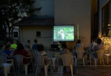 Koncom prázdnin zorganizovali sociálni pracovníci z Domova sociálnych služieb a zariadenia pre seniorov Kaštieľ v Stupave letné kino pod holým nebom