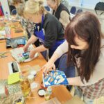 Mokrá kyanotypia so Šimonom Luptákom: deň plný modrých experimentov a tvorivej slobody